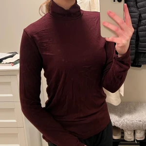 Polotröja burgundy / vinröd - Mycket bra skick och kvalité på tyget. True to size L (för referens är jag strl S) sitter väldigt snyggt tight. Jättefin vinröd färg. Snygg att ha instoppad i jeans. 