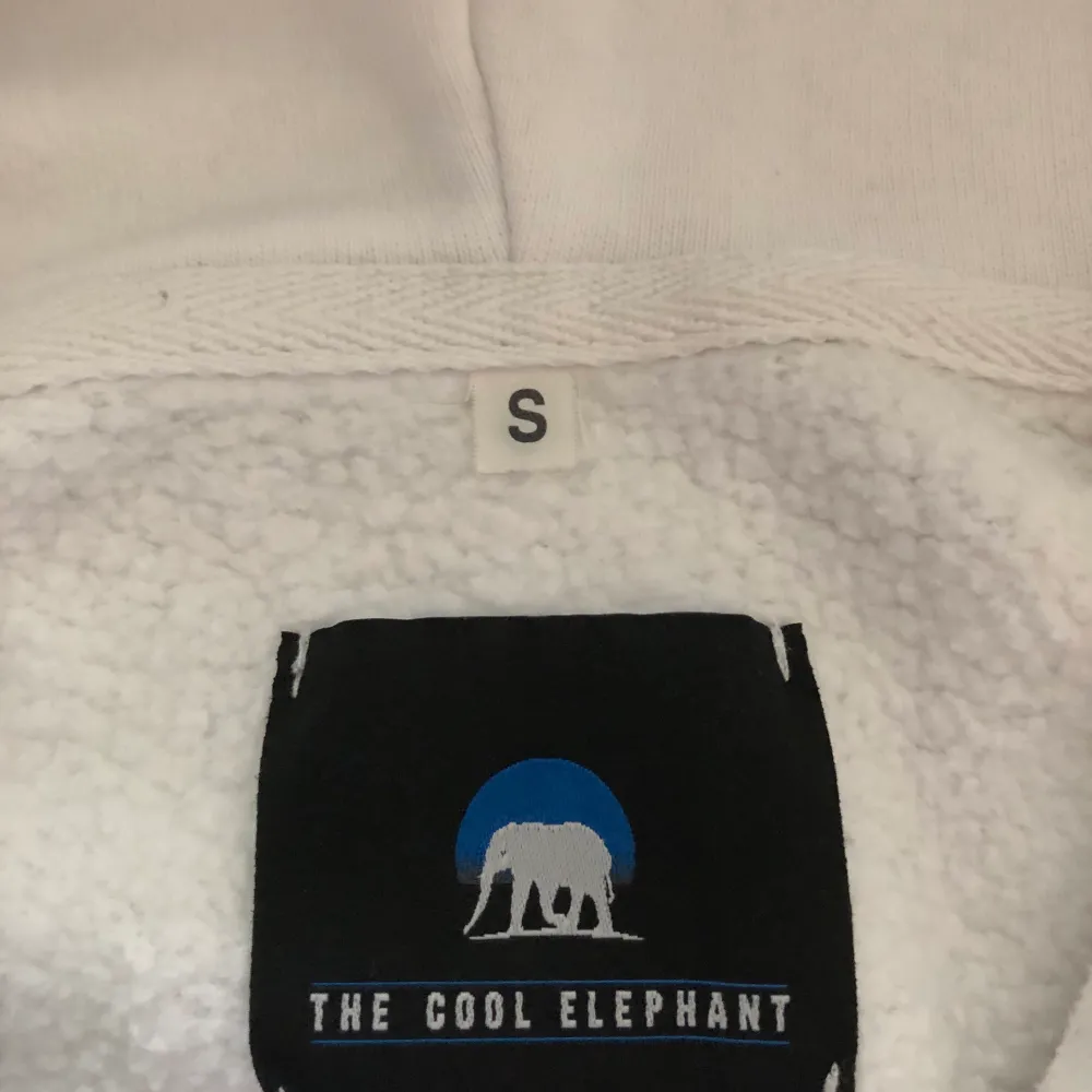 Säljer denna hoodie från ”The Cool Elephant” pga att den inte kommer till användning. Hoodien är i fint skick men har en väldigt liten fläck på framsidan (skriv privat för bild/mer information). Köpt för 600kr, säljer för 325kr.  Köpare står för frakt.. Hoodies.