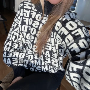 Stickad tröja - H&M - Tjock stickad tröja från H&M i strl. 36. Mycket fint skick, endast använd vid fåtal tillfällen. 