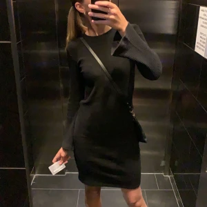 stickad klänning - Svart superfin stickad klänning! Slutsåld på hemsidan! Köpare står för frakt:)