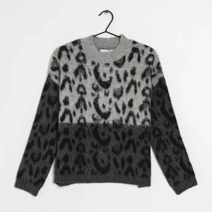 Stickad tröja i leoprint (36) - Mango - En fin stickad tröja i leoprint strl. 36 från mango! Några år gammal men i mycket fint skick då den endast använd vid något enstaka tillfälle. 