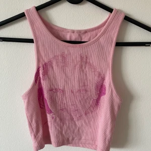 Bella Hadid topp - En rosa topp med tryck av Bella Hadid. Frakt tillkommer 💗