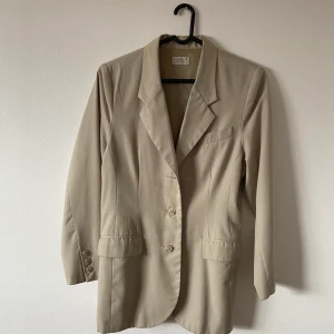 Beige kavaj - En fin beige kavaj från hennes (H&M). Frakt tillkommer 💛