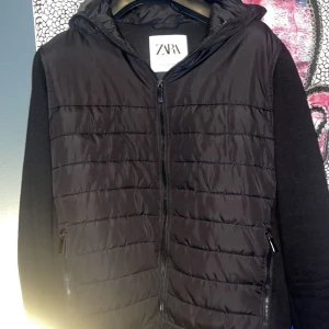 jacka - Säljer min limiterad, sköna och snygga jacka från zara, köptes förra året,nästan aldrig använd.