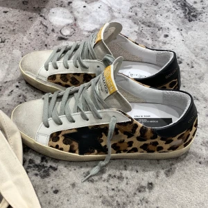 Golden goose skor - Säljer mina otroligt snygga golden goose skor som köptes på NK i Göteborg för 3 år sedan för 5000kr. Säljer de för 2000 och kan tänka mig att gå ner i pris vid snabb affär