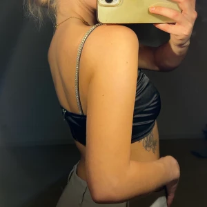 Linne, från Missguided - Linne med strass stenar på axelbanden, använd 1 gång