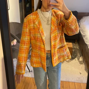 Vintage tweed jacka  - Superfin vintage jacka, inköpt i en vintagebutik i Köpenhamn. Lite puffiga axklar. Jättefint skick!