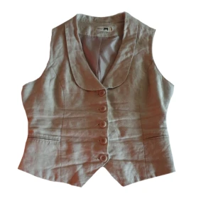 Linne väst - En fin linneväst i bra skick. Spänne på baksidan ☆ (fraktpriset kan ändras då jag postar med frimärken) 