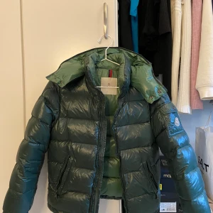 Moncler jacka  - Säljer min moncler jacka jag köpte förra året , använd och är i hyfsat fint skick💖 Den är helt äkta. Med tanke på att den är använd ett tag säljer jag för 1000kr inklusive frakt. En lagning som ni kan se på sista bilden, inget som märks!💖skriv för frågor💖