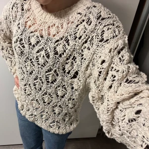 Zara tröja - En tröja från zara som nästan är ny, andhämtning två gånger och säljer den eftersom att jag inte använder den. Den kostade 400 och säljer den för 300