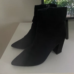 Klackskor från Nly Shoes - Svarta klackskor, i storlek 36. Sparsamt använda och i fint skick. Dragkedja på insidan. 
