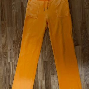 Juicy Couture byxor ”Blazing Orange” - Säljer mina Juicy Couture byxor i storlek S. Köpta i somras och är använda cirka 5 gånger. 