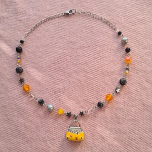 Handgjort halsband  - Handgjort halsband! Hänget är i okänd metall men resten av halsbandet är rostfritt stål. Längden är 40,5cm men man kan ha den kortare :) (kan skicka med frimärke om du betalar med swish!) 