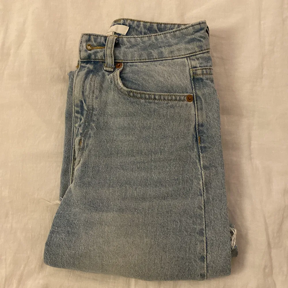 Ljusblå vida/raka jeans, stl 34!  Paketpris om du köper mer av mig❗️. Jeans & Byxor.