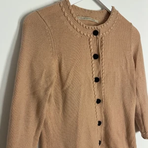 Kashmirtröja - Säljer denna verkligen superfina 100% kashmir koftan från Custommade. Färgen är babyrosa men syns inte riktigt på bilderna. Skriv för fler bättre bilder!🥰🥰storlek M, sitter bra på S