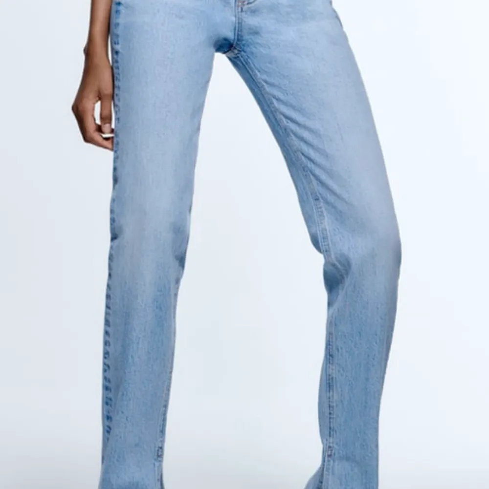 Säljer superfina zara jeans då de är för stora för mig. Storlek 36/s.  Använda fåtal gånger, så väldigt fint skick  Egna bilder finns!🥰. Jeans & Byxor.