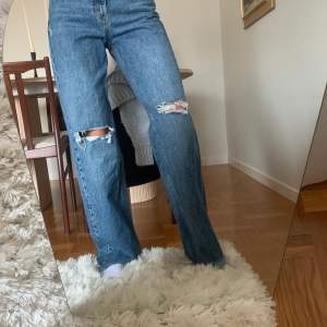 Snygga zara jeans med hål på knäna, storlek 36 Köparen står för frakt 🥰
