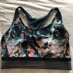 Sport-bh från H&M, strl 40 - Sport-bh från H&M. Har använts som vardags-bh och inte under träning. Fint skick. 