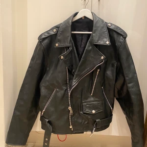 Jacka i läder,bikermodell herr - Äkta läder, boxig i modellen. Är tjej och haft den som oversize,funkar bra det med.  Använd några gånger så lädret är fortfarande ganska stelt som när det är nytt. 600 kr+ 69 kr frakt 