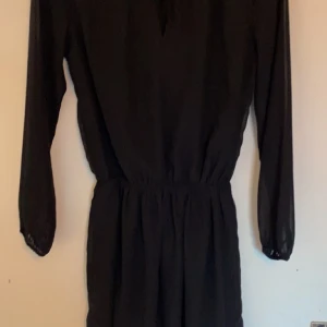 Klänning  - Säljer denna supersnygga klänningen. Kommer aldrig till användning så därför så säljer jag den. 