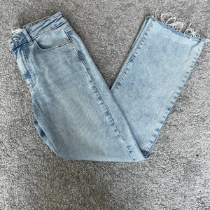 Gina tricot jeans  - Ett par jeans med lite slitning där nere i byxbenet. Nyskick. Storlek 36. Passar en xs/s. 