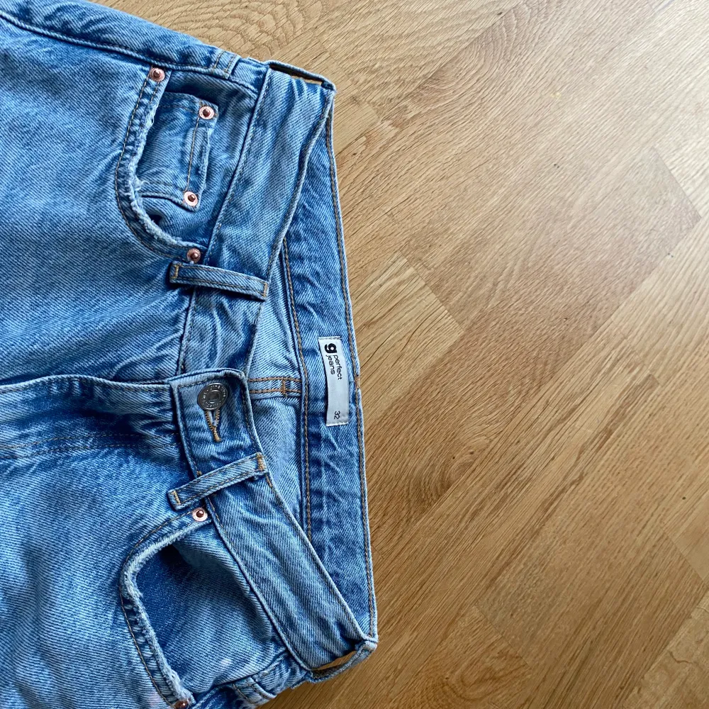 Ett par lågmidjade jeans i väldigt fint skick nästan helt oanvända. I storlek 32 ifrån Gina tricot. Pris: 270 kr Frakt: 59 kr . Jeans & Byxor.