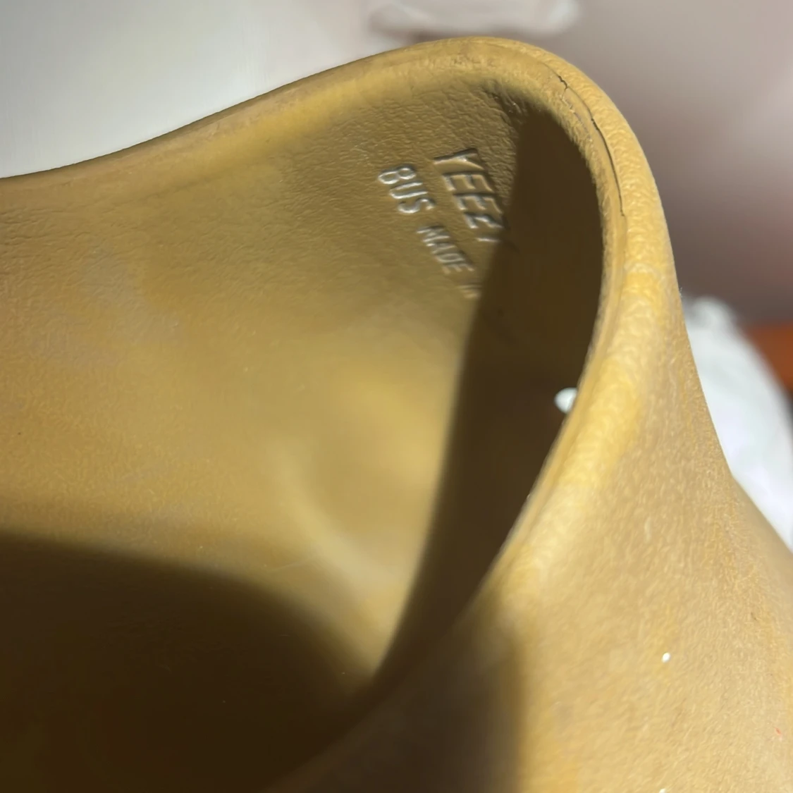 Säljer ett par yeezy slides helt äkta.  - 90