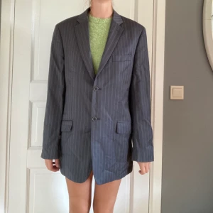 Oversized kritstrecksrandig kavaj - Vintage manskavaj från 70-talet. Riktigt bra kvalitet. Den har en liten reva i fodret. Skriv för mer info. Frakt tillkommer. 💌