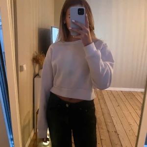 Cropped sweatshirt - Jag säljer en vit cropped sweatshirt från Shein i strl M. Den är lite nopprig men går enkelt att ta bort. Köparen står för frakten🤍