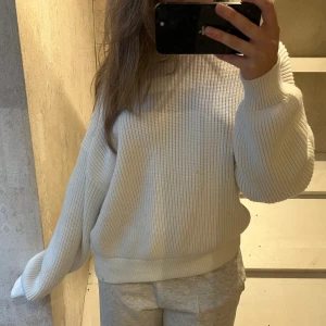 Vit stickad tröja  - En vit stickad tröja från zara. Sitter ganska oversized för att vara storlek S. Fint skick och sparsamt använd. Köparen står för frakten. 