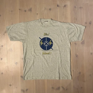 Svensk vintage T-shirt - En sjukt snygg Svensk 90 tals tisha. Med passande tryck till Yung leans låt bliss. Storlek L. Den är i bra skick men har en liten fläck och ett Litet hål.