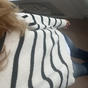 Svart/Vit RANDIG STICKAD TRÖJA - Stickad tröja från Pull&Bear🥰 Strlk M men ganska liten i storleken❣️ 