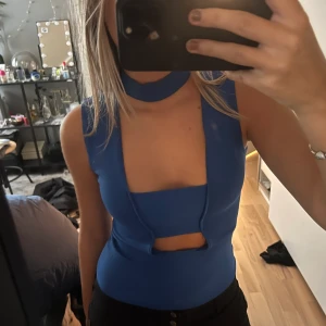 Zara topp  - Säljer denna oanvända slutsålda fest topp från zara med prislappen kvar💗