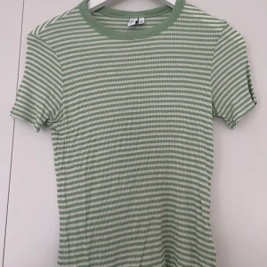 T-shirt - Fin T-shirt från &otjer stories som aldrig använts