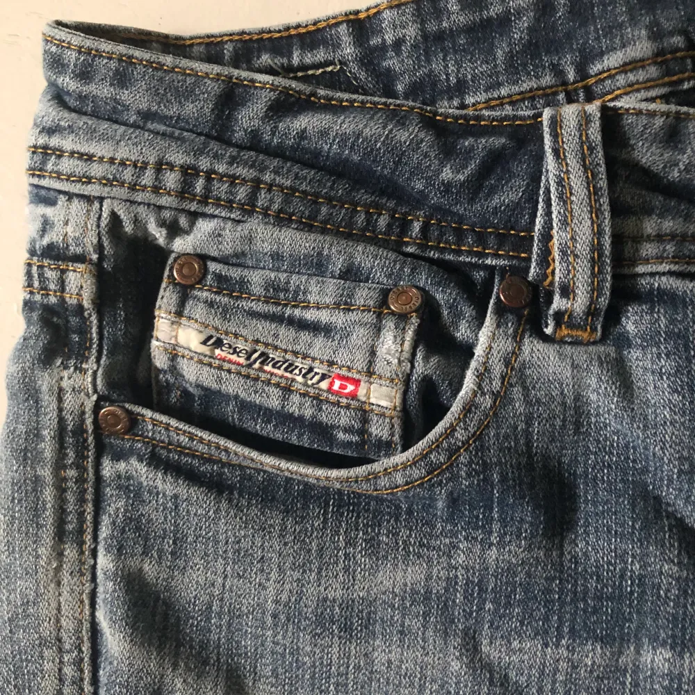 Lågmidjade o raka diesel jeans köpta secondhand❤️ säljer då de inte passar❤️har fler lågmidjade jeans i andra storlekar på min profil också❤️. Jeans & Byxor.