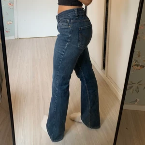 Lågmidjade jeans - Ett par mörkblå lågmidjade eller midwaist jeans från lindex i stl S, står 38 innuti, men gissar S. Långa byxben och bootcut. Har en liten fläck som inte syns mkt.  Säljs då de sitter för stort i midjan på mig  ❤️❤️❤️