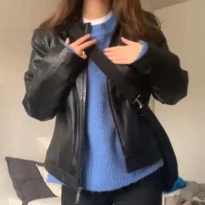 SKINNJACKA  - Superfin skinnjacka (fake-skinn) köpt här på plick men kommer från början från kappahl (gammal lapp)💓 perfekt till hösten och i storlek 38😁💓