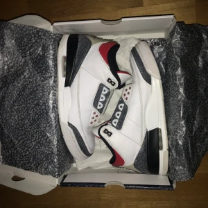 jordan 3 fire red 2020s - ett par feta jordan 3 fire reds varsamt använda billigt pris är öppen för trades enbart seriösa förslag sko snören följer med och original kartong ny pris 3500 säljer pga har tröttnat helt enkelt e som sakt väldigt öppen för trades