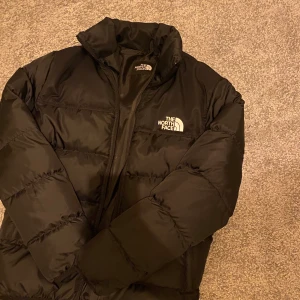 The north face jacka - En north face jacka. Väldigt skön och mjuk. Inga fel på den och ser ut som en ny, skick 9/10. Nypris 3699kr. Skriv för mer information.