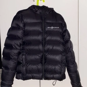 Sail racing jacka - Bra skick men lite hål på jackan och lite skavanker på den. Storlek M  Kan du gå ner i pris vid snabb affär!