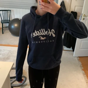 Hoodie - En mörkblå hoodie från Hollister💙🤩