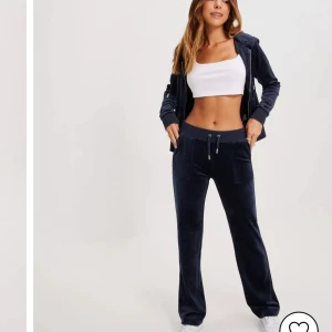 juicy couture byxor - Jag har intressekonl på mina juicy byxor i färgen Night sky. Jag vill sälj mina juicy byxor för jag vill köpa ett par ändra. Dom är i bra skick hör av er efter fler bilder. köparen står för frakten☺️pris kan diskuteras budgivning om många är intresserade. 