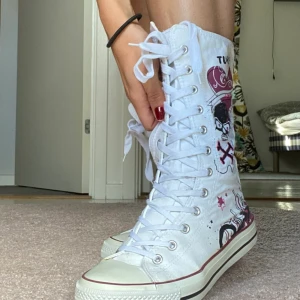 Höga 2000’s converse - Supercoola converse som inte säljs längre! Väldigt y2k, 2000’s, grunge och extremt unika! Inköpta av min mor någon gång under tidigt 2000-tal, därav har de ett klockrent 2000’s stuk över sig! Skriv till mig så diskuterar vi pris <3