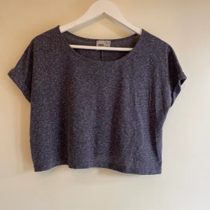 Croppad t-shirt - Croppad tshirt från Asos i storlek 36. Blålila i färgen.  Mysig och härligt avslappnad passform. Säljer då den är för stor för mig. 