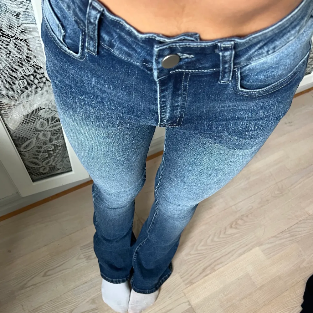 Mörkblåa jeans från SHEIN i storlek S. Slits nertill, se bild 3.   Säljaren står för fraktkostnaden. Kolla gärna in mina andra annonser - rensar garderoben!💓. Jeans & Byxor.