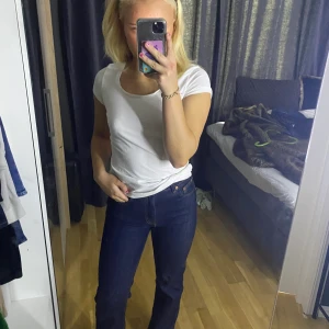 Snygga jeans - Snygga jeans ifrån PULL&BEAR. Dom sitter så snyggt på. Säljer då jag har ett par liladana.