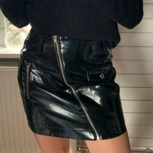 Lackjol - Supersnygg lackkjol från H&M i storlek 36!🤍Som ny☺️