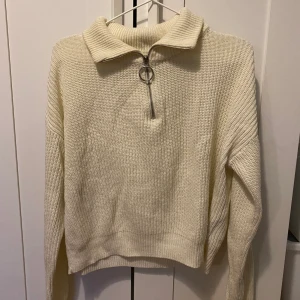 Stickad tröja  - Fin stickad tröja till hösten!  Köparen står för frakt 