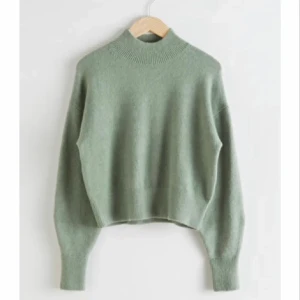 Stickad tröja & other stories - Säljer denna jättefina stickade tröjan från & other stories. Stl Xs. Använd endast 5 gånger. Köpt för 390 säljer för 180 kr<3