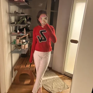 Zadig Voltaire cashmere blend tröja❤️ - Säljer min Zadig Voltaire tröja nu då den är lite för skrikig för mig men annars älskar jag materialet 🥴❤️